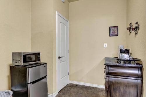 Romantic Oasis with Hot Tub Near Fred and Wineries! in Fredericksburg, USA