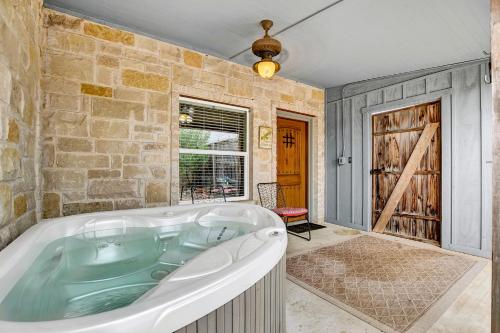 Romantic Oasis with Hot Tub Near Fred and Wineries! in Fredericksburg, USA