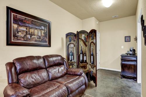 Romantic Oasis with Hot Tub Near Fred and Wineries! in Fredericksburg, USA