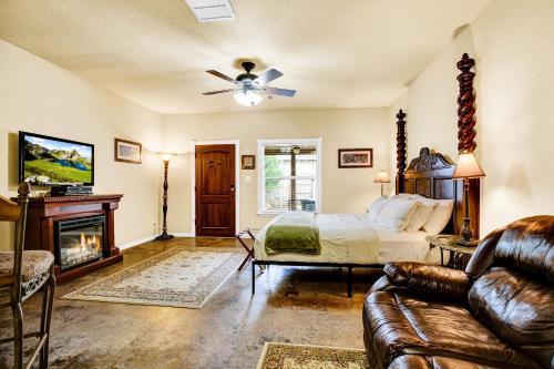 Romantic Oasis with Hot Tub Near Fred and Wineries! in Fredericksburg, USA