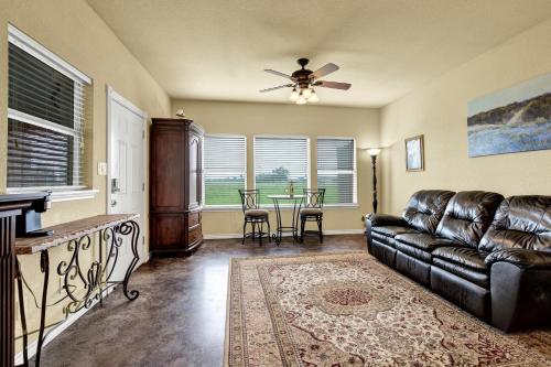 Romantic Private Cabin with Hot tub 10 Mins to Fred! in Fredericksburg, USA