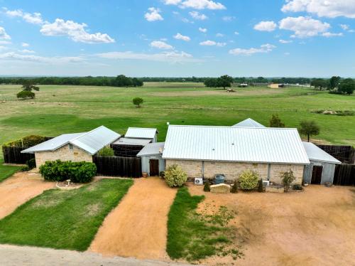 Romantic Private Cabin with Hot tub 10 Mins to Fred! in Fredericksburg, USA