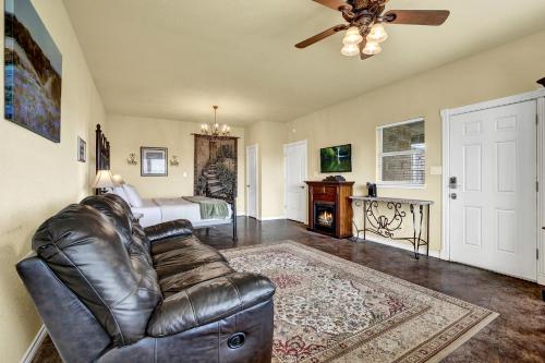 Romantic Private Cabin with Hot tub 10 Mins to Fred! in Fredericksburg, USA