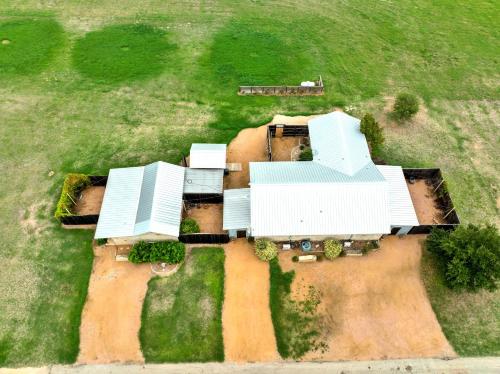Romantic Private Cabin with Hot tub 10 Mins to Fred! in Fredericksburg, USA