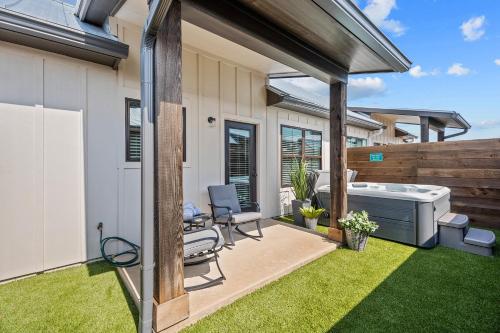 Serengeti New Build with Hot Tub in Fredericksburg, USA