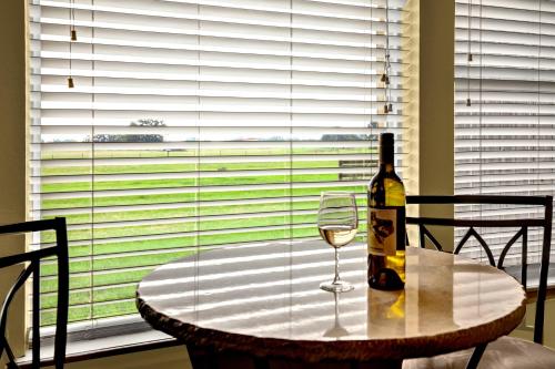 Romantic Private Cabin with Hot tub 10 Mins to Fred! in Fredericksburg, USA