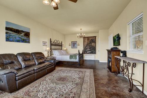 Romantic Private Cabin with Hot tub 10 Mins to Fred! in Fredericksburg, USA