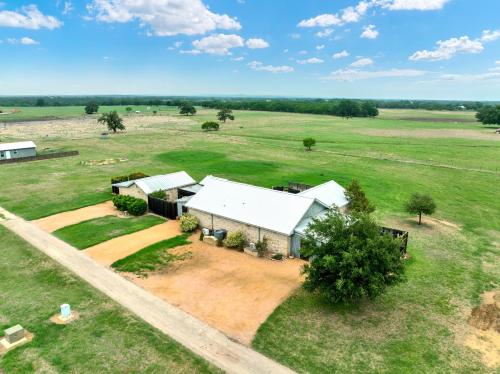 Romantic Private Cabin with Hot tub 10 Mins to Fred! in Fredericksburg, USA