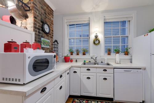 Riverfront Studio with Private Patio and Garden!, Augusta (foto 2)