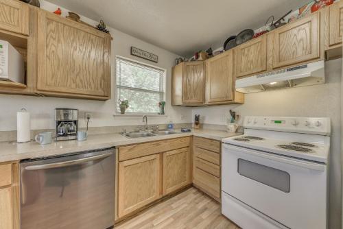 Hillside Haven with Deck Less Than 2 Miles to Dwtn Ruidoso! - image 10