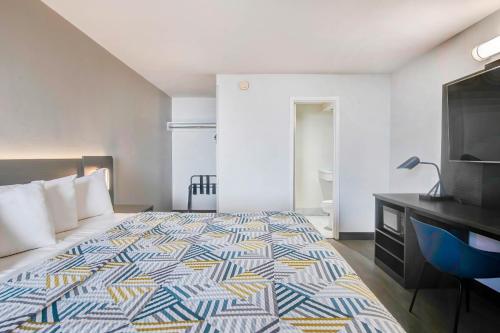 King Room with Roll-in Shower - Disability Access - Non-Smoking room in Motel 6 Atlanta Ga - Midtown