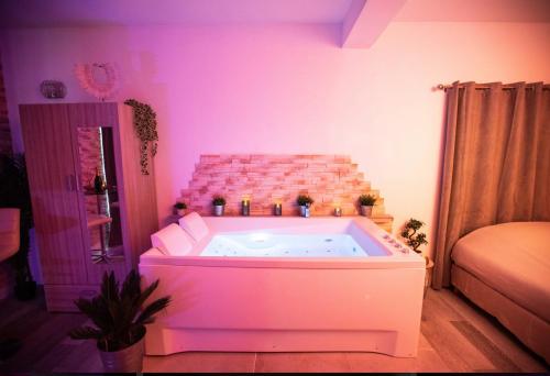 Studio with Spa Bath