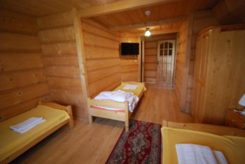 1 double bed, 2 twin beds
