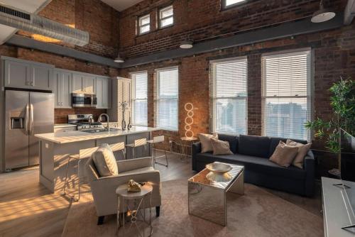 BUBBLES FANTASY SUITE Explore OTR and Rhinegeist in Cincinnati, USA
