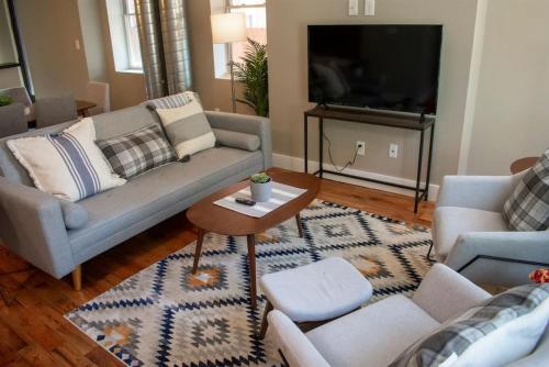 Spacious Parkside Suites with Private Roof Deck in Cincinnati, USA