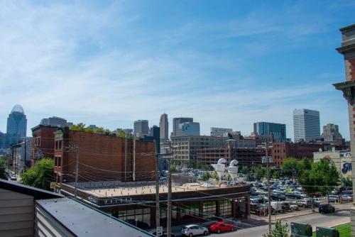 Spacious Parkside Suites with Private Roof Deck in Cincinnati, USA