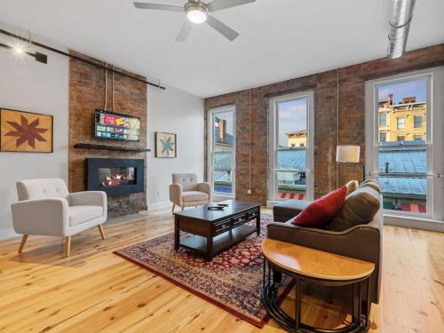 Findlay Suites Explore OTR with an Outdoor Deck in Cincinnati, USA