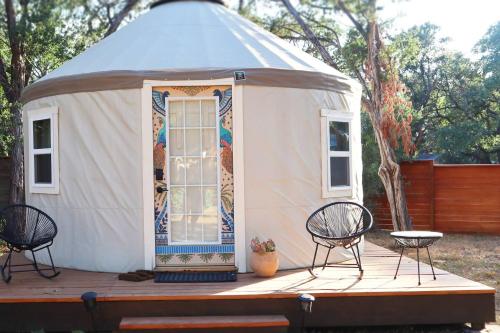 Camposanto Glamping - The Peacock Yurt in Austin, USA