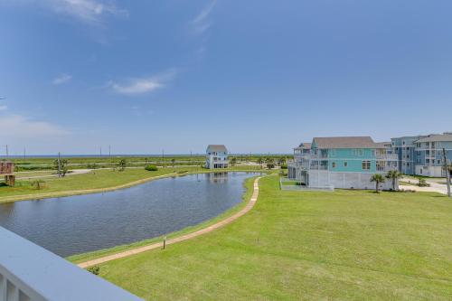 Galveston Retreat with Community Pools and Hot Tub