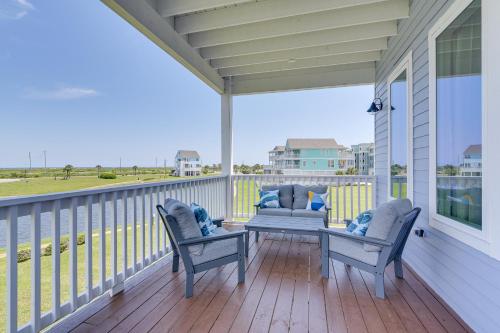 Galveston Retreat with Community Pools and Hot Tub