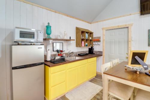 Cozy Studio Cabin about 1 Mi to Greers Ferry Lake! thumb 2