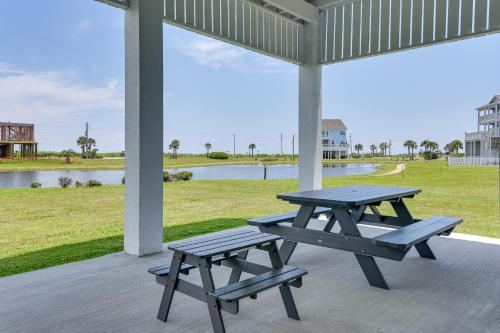 Galveston Retreat with Community Pools and Hot Tub