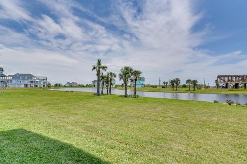 Galveston Retreat with Community Pools and Hot Tub