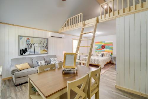 Cozy Studio Cabin about 1 Mi to Greers Ferry Lake! thumb 3