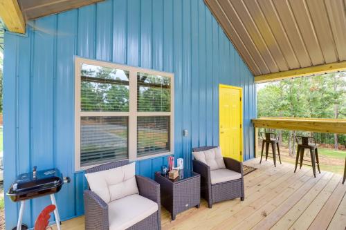 Cozy Studio Cabin about 1 Mi to Greers Ferry Lake! thumb 4