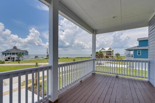 Galveston Retreat with Community Pools and Hot Tub