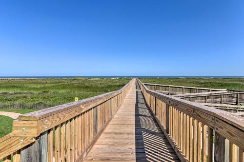 Galveston Retreat with Community Pools and Hot Tub