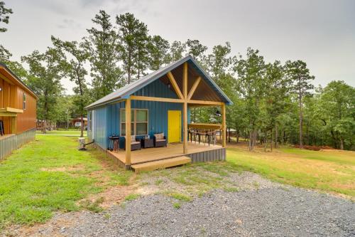 Cozy Studio Cabin ~ 1 Mi to Greers Ferry Lake! in Fairfield Bay (AR)