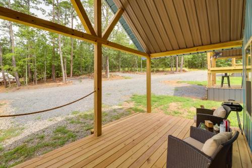 Cozy Studio Cabin ~ 1 Mi to Greers Ferry Lake! in Fairfield Bay (AR)