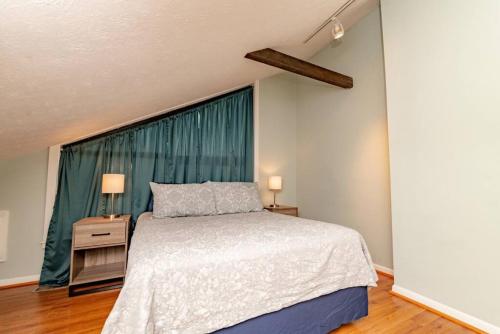 Mt Adams 1BR Great Location Steps from Monastery in Cincinnati, USA