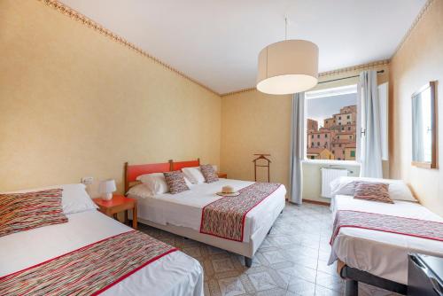 1 king bed, 2 twin beds