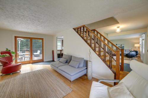 15 Mi to Pittsburgh: WFH-Friendly Home w/ Deck in Monroeville