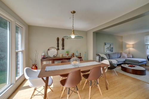 Charming Vacation Rental 15 Mi to Pittsburgh in Monroeville, USA