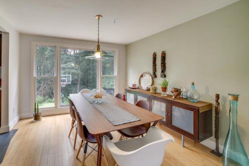 15 Mi to Pittsburgh: WFH-Friendly Home w/ Deck in Monroeville