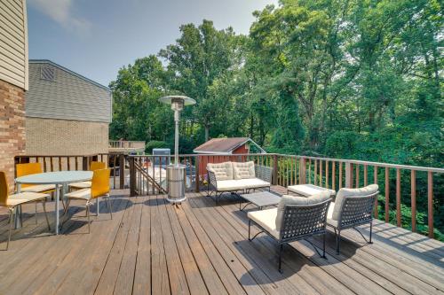 15 Mi to Pittsburgh: WFH-Friendly Home w/ Deck in Monroeville