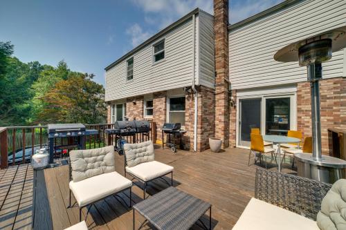 Charming Vacation Rental 15 Mi to Pittsburgh in Monroeville, USA