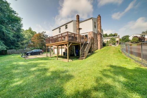 15 Mi to Pittsburgh: WFH-Friendly Home w/ Deck in Monroeville