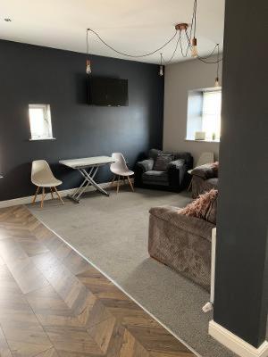 One-Bedroom Apartment image 2