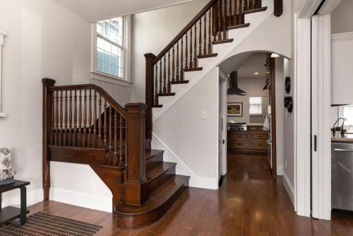 Deluxe 6 Bedroom 3 Min to Downtown w 2-car Driveway in Cincinnati, USA