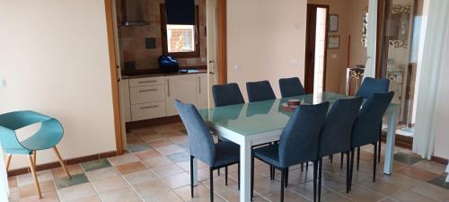 Beautiful, spacious villa, heated pool, sleeps eight, with quality furnishings, Caleta De Fuste (foto 9)
