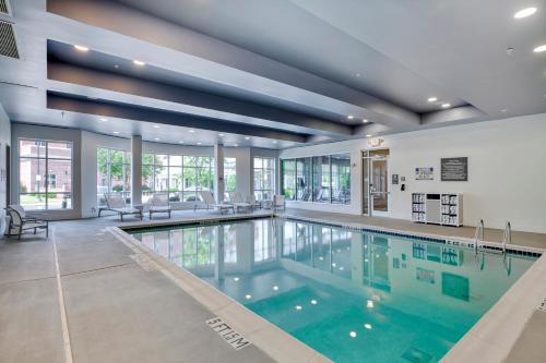 Úszómedence, DoubleTree by Hilton Hotel Raleigh - Cary in Cary (Észak-Karolina)