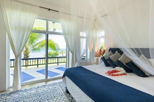 . Ivy's Cove Beach Side Condo - Luxury Villa