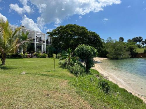 Ivy's Cove Beach Side Condo - Luxury Villa