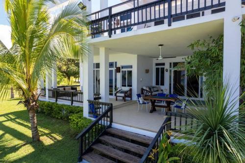 Ivy's Cove Beach Side Condo - Luxury Villa