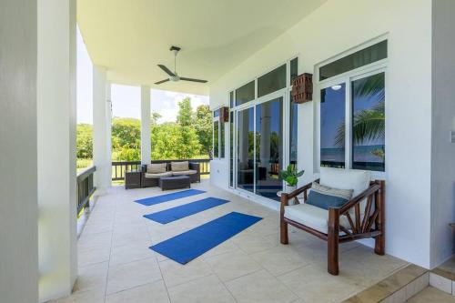 Ivy's Cove Beach Side Condo - Luxury Villa