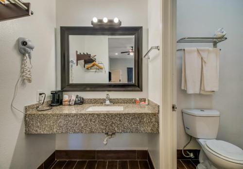 Econo Lodge Inn & Suites Fulton Rockport - image 6
